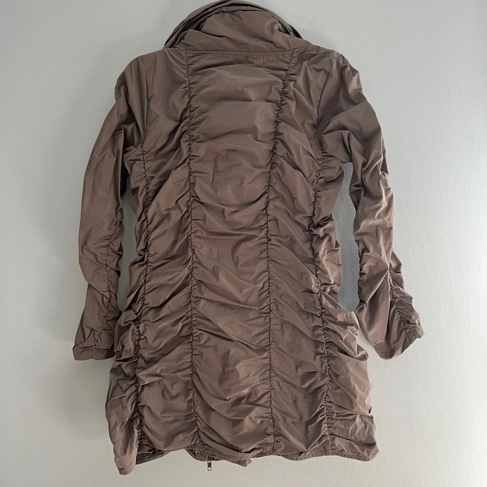 Sun Kim ME103‎ Ruched Lagenlook Zip Front Jacket Taupe XS USA Wire Collar